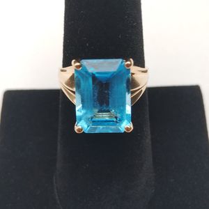  10kt gold ring w/ blue topaz 