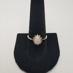  10ktt gold ring w/ opal stone