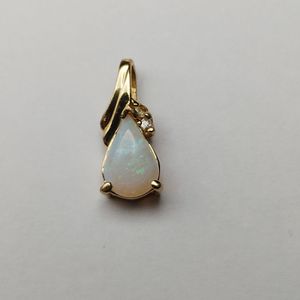  14kt gold pendant w/ opal stone 