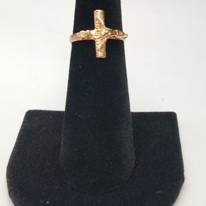  14kt yellow gold cross ring