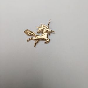  14kt yellow gold unicorn pendant 