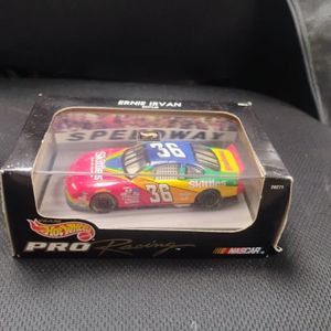 Team Hot Wheels Pro Racing Ernie Irvan Skittles NASCAR 1:43