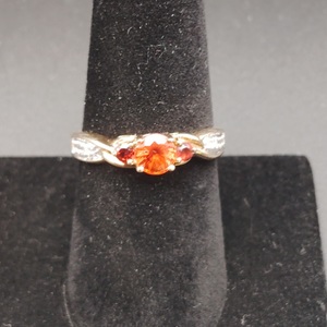  10kt yellow gold ring w/ dia and amber stone