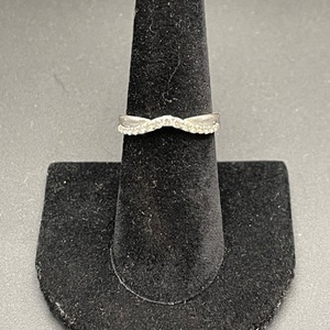  14kt white gold ring w/ diamonds 