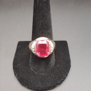  10kt gold ring w/ Ruby stone