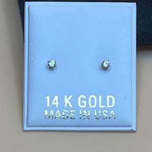  14kt yellow gold stud earrings w/ cz stone